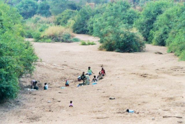 zam women mfuwe riverbed